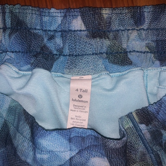 Lululemon shorts size 4 - Picture 5 of 5